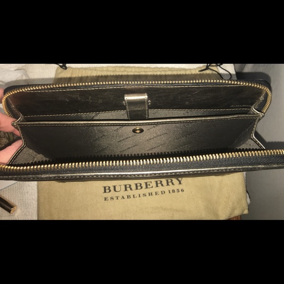 Burberry IPAD case NEW NEVER USED - Picture 4 of 5